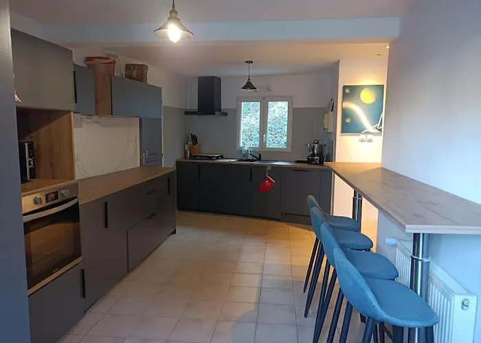 Maison Face Au Chateau